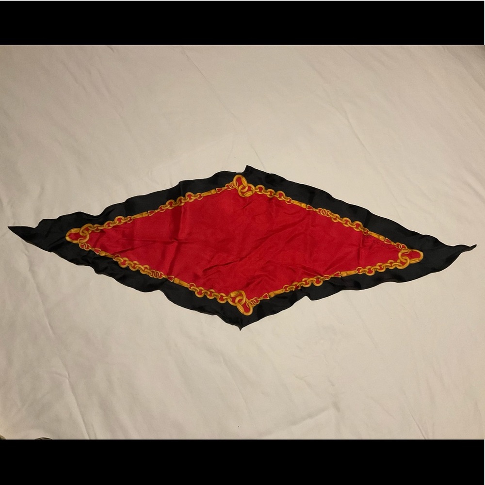 Diamond shaped chain print scarf
